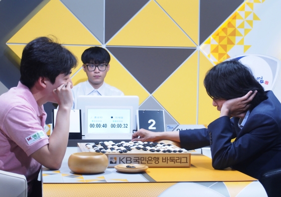 이세돌 '최악의 날' ...1시간 10분 만에 불계패 
